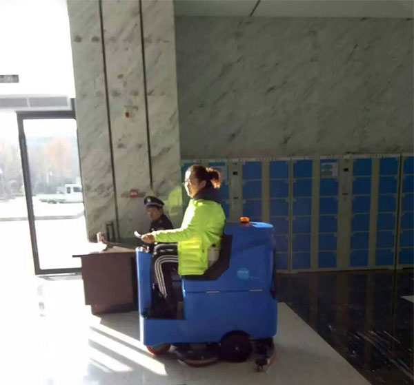 洗地車使用現場：圖書館